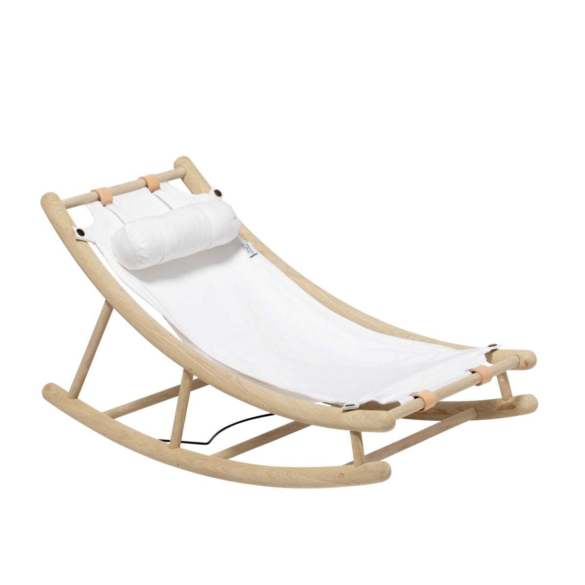 Oliver Furniture Wood Toddler Rocker Oak/white in een serene babykamer met natuurlijke materialen en zacht licht