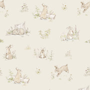 Dekornik Rabbit Day Beige Behang — Een zacht behang met konijntjes tussen bloemen op een warme beige achtergrond, perfect voor een rustige, lieve babykamer. Detailopname van het patroon en de kleuren.