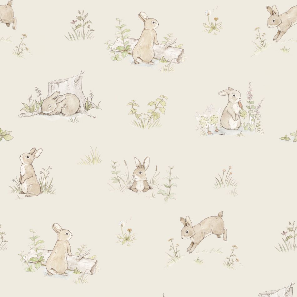 Dekornik Rabbit Day Beige Behang — Een zacht behang met konijntjes tussen bloemen op een warme beige achtergrond, perfect voor een rustige, lieve babykamer. Detailopname van het patroon en de kleuren.
