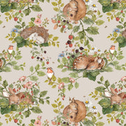 Dekornik Behang Little Sleepy Animals Light — Een zacht behang met slaperige dierenvriendjes die onder dekentjes en sterren liggen te dromen, in lichte pastelkleuren, perfect voor een rustgevende babykamer. Detailopname van het patroon en de kleuren.