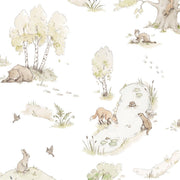 Dekornik Fairytale Forest Behang — Een sprookjesachtig behang met een magisch bos vol bomen, paddenstoelen en dierenvriendjes, perfect voor een dromerige kinderkamer. Detailopname van het patroon en de kleuren.
