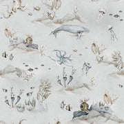 Dekornik Underwater World Grey Behang — Een sfeervol behang met een onderwaterwereld vol visjes en zeewezens op een grijze achtergrond, perfect voor een rustige, maritieme kinderkamer. Detailopname van het patroon en de kleuren.