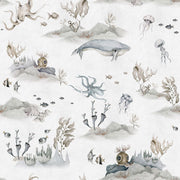 Dekornik Underwater World White Behang — Een rustig behang met een onderwaterwereld vol visjes en zeewezens op een witte achtergrond, perfect voor een serene, maritieme kinderkamer. Detailopname van het patroon en de kleuren.