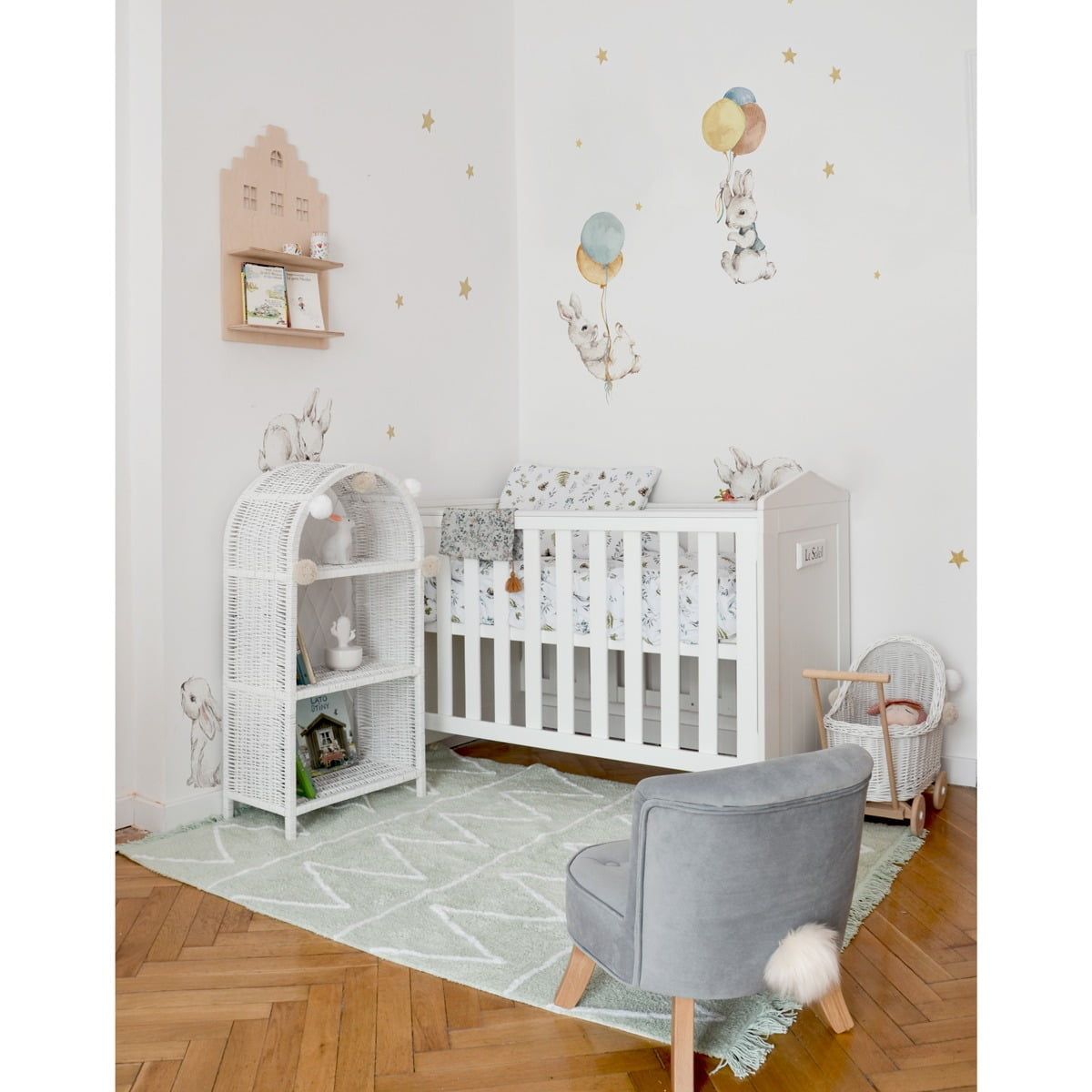 Dekornik muursticker White Happy Rabbits Wonderland Set met 8 witte konijntjes in pastelkleuren op een lichte kinderkamermuur
